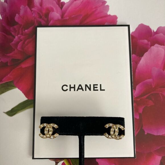 CHANEL Jewelry - 🛑SOLD🛑Chanel Gold Earrings
